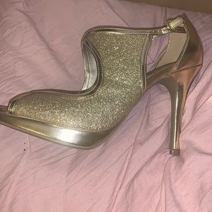 7.5 gold heels